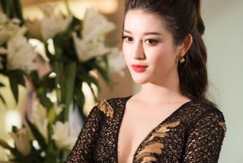 Huyền My sexy đi tiệc sau khi bị tố 'thả thính' thiếu gia