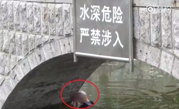 'Ma men' nhảy sông tự tử, không chết vì nước... quá nông