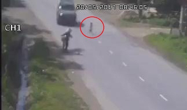 Mẹ vẫy tay gọi qua đường khiến con nhỏ suýt mất mạng