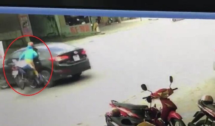 Ô tô quay đầu ẩu, một phụ nữ gặp nạn