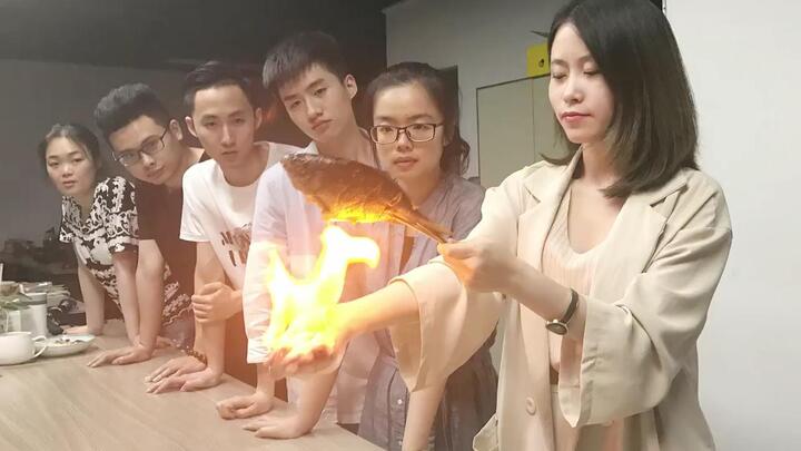 'Thánh ăn công sở' nướng cá trên tay phừng lửa gây sốc