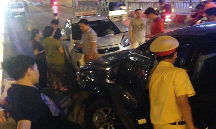 Ô tô gây tai nạn liên hoàn trên cầu vượt Láng Hạ