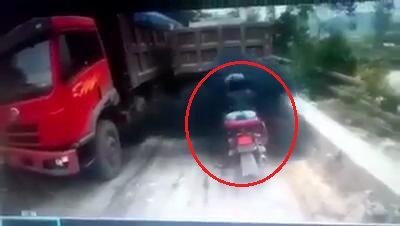 Cố vượt lên phía trước, lái xe máy lĩnh 'trái đắng'