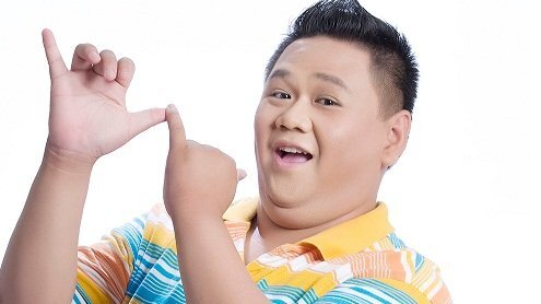 Minh Béo hớn hở kêu gọi mọi người tới xem kịch do mình dàn dựng