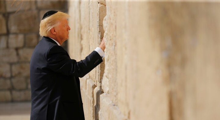 Ông Trump cầu nguyện bên Bức tường Than khóc