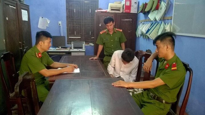 Mâu thuẫn gia đình, anh trai say rượu dùng dao đâm chết em ruột