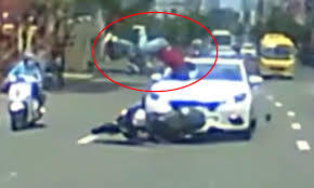 Sang đường bất cẩn, thanh niên đi SH bị ô tô hất tung lên trời