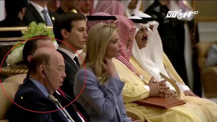 Bộ trưởng Mỹ ngủ gật khi Tổng thống Trump hăng say phát biểu