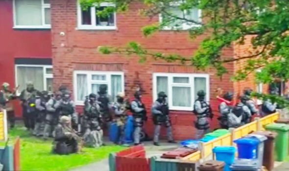 Cảnh sát dùng thuốc nổ phá cửa, đột kích nhà nghi phạm khủng bố ở Anh