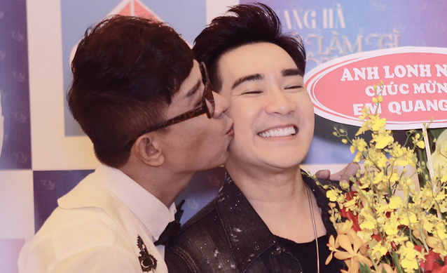 Long Nhật tiếp tục gây 'sốc', vô tư hôn má Quang Hà giữa chốn đông người