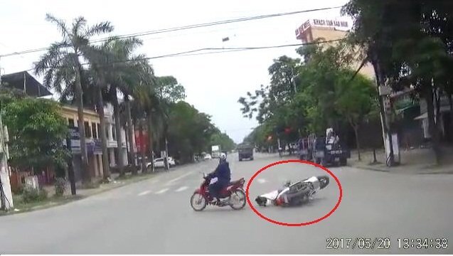 Nữ 'ninja' vượt đèn đỏ, một thanh niên gặp nạn