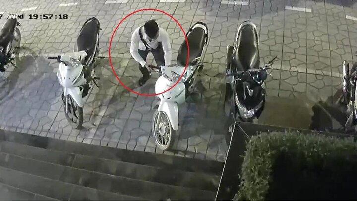 'Soái ca sơ mi trắng' bẻ khóa xe máy trong vài giây