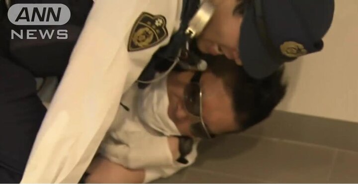 Tên cướp nhọc nhằn chạy trốn, ôm cảnh sát ngã quỵ vì 'hết hơi'