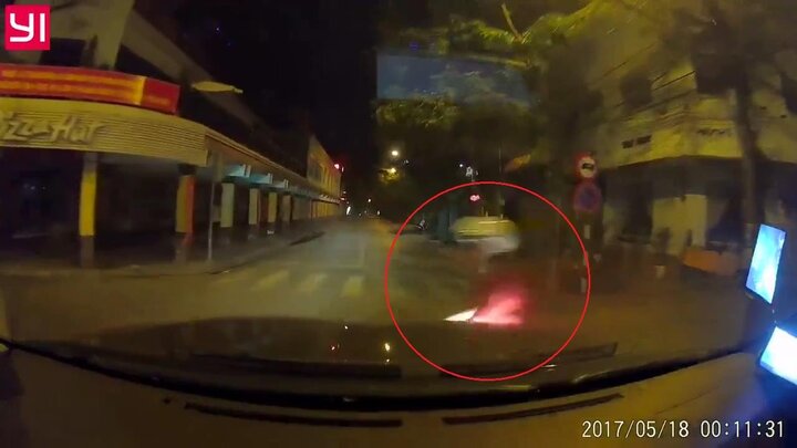 Vượt đèn đỏ lúc nửa đêm, xe máy bị ô tô 'nuốt chửng' vào gầm