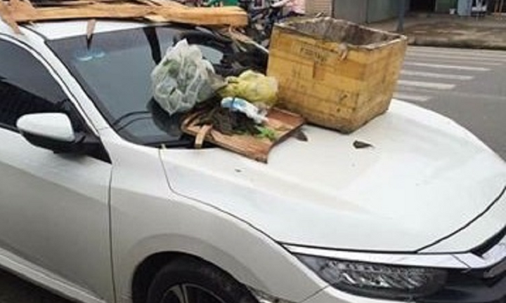 Đậu xe hơi chiếm lối đi, nắp capo ‘ăn no’ rác