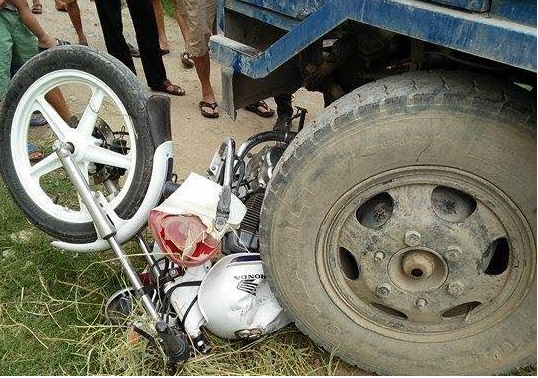 Xe công nông đè bẹp xe chuyên dụng CSGT