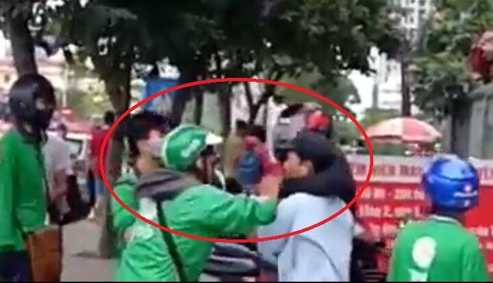 Bị xe ôm đánh do tranh giành khách, tài xế Grabbike gọi đồng nghiệp đến trả thù