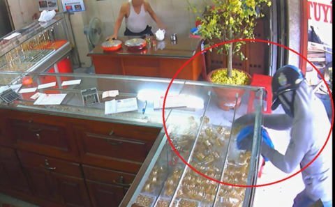 Đóng giả khách hàng để trộm dây chuyền vàng