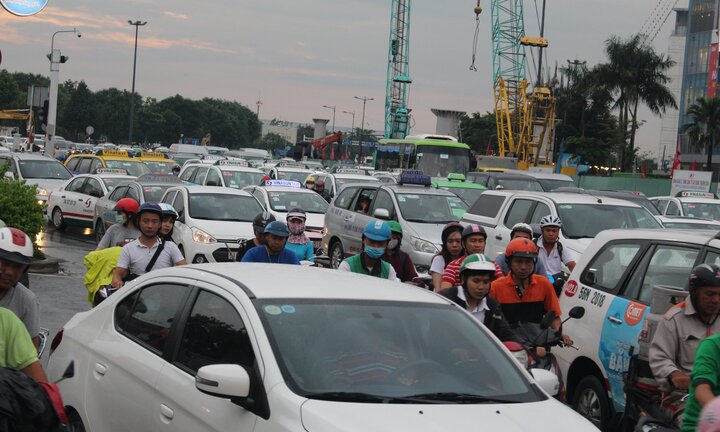 Hàng ngàn phương tiên chôn chân tại cửa ngõ sân bay Tân Sơn Nhất