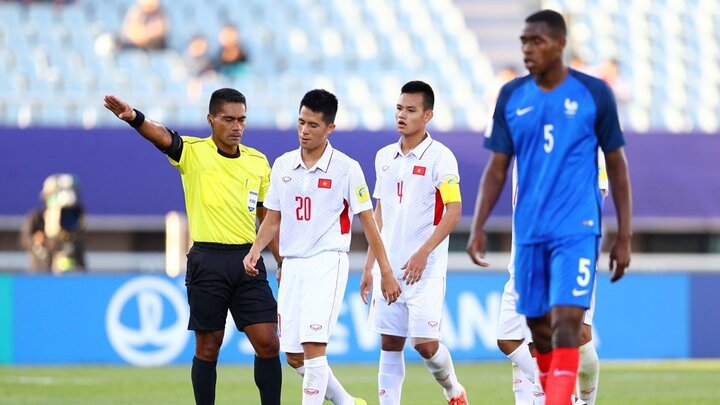 HLV U20 Việt Nam bức xúc: Trọng tài như thế không đủ khả năng bắt World Cup