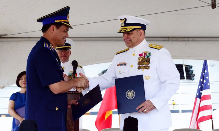 Mỹ bàn giao tàu tuần duyên tải trọng lớn cho Việt Nam