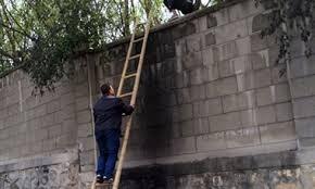 Nhóm du khách Trung Quốc trèo tường trốn vé khi tham quan di tích ở Thái Lan