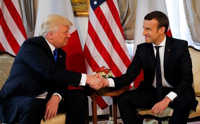 Tổng thống Trump và Macron lần đầu gặp gỡ, trao nhau cái bắt tay 'máu lửa'
