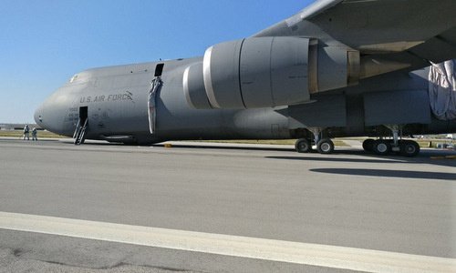 Hỏng càng đáp, máy bay quân sự Mỹ mài bụng xuống đường băng