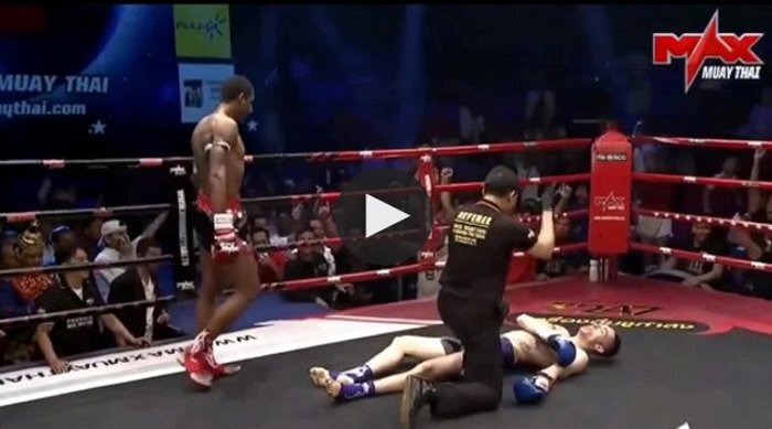 Video hy hữu: Hai võ sĩ Muay Thái dính đòn knock-out cùng lúc