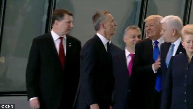 Video: Hành động gây chú ý của ông Trump trước khi chụp ảnh cùng quan chức NATO