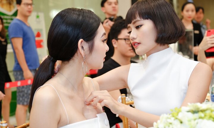 Kim Chi 'The Face' chăm chút em họ Trương Ngọc Ánh từng li từng tí