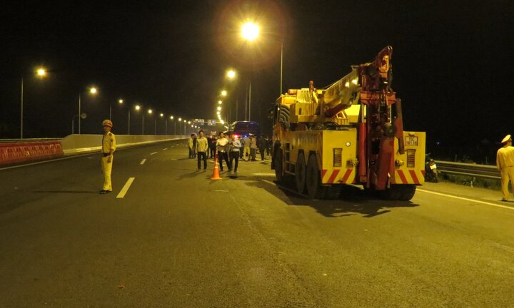 Hai ô tô tông nhau, 3 người chết thảm trên cao tốc Hà Nội - Hải Phòng