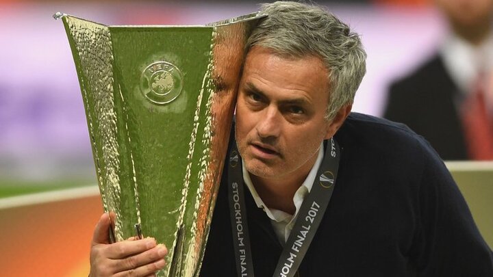 Vô địch Europa League, Mourinho yêu cầu MU bổ sung 4 ngôi sao