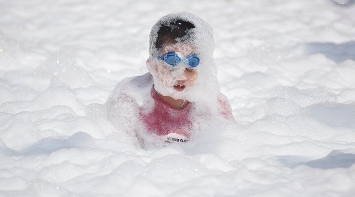 Biển bọt khổng lồ ở Hà Nội khiến hàng trăm em nhỏ phát cuồng