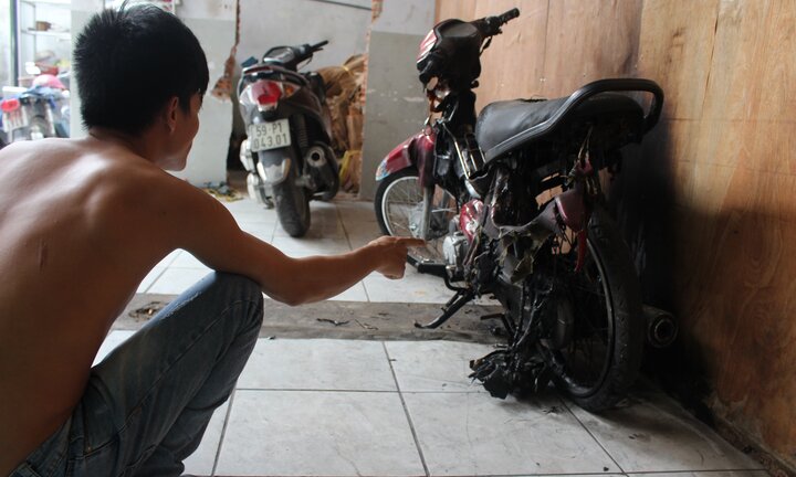 13 giang hồ xăm trổ xông vào nhà đập phá, ném bom xăng đốt xe máy ở Sài Gòn