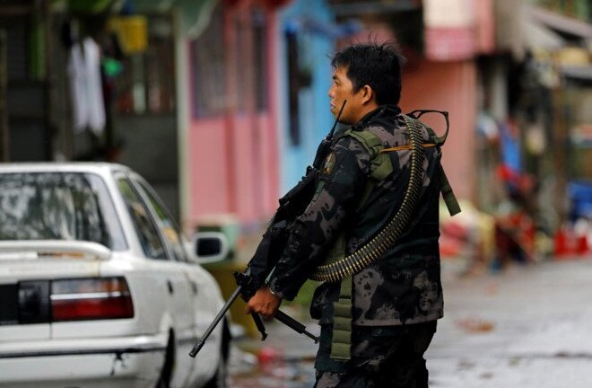 Binh sĩ Philippines đi từng nhà ở Marawi để lùng phiến quân
