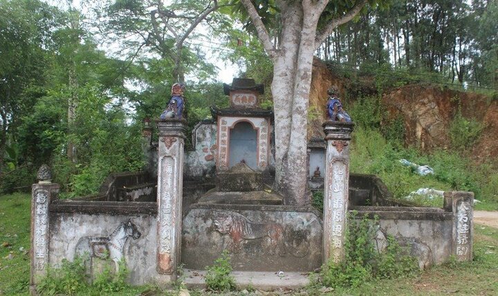 Kỳ bí mộ cổ của thầy lang phù hộ cho người dân khỏi bệnh ở Quảng Bình?