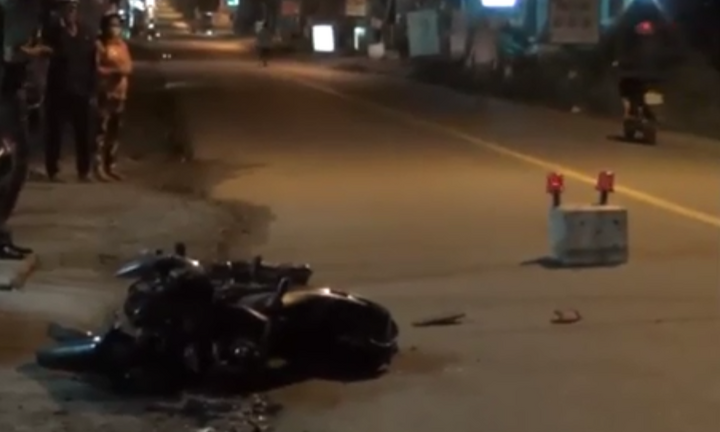 Tông 2 bố con nguy kịch, nam thanh niên dựng xe bỏ chạy