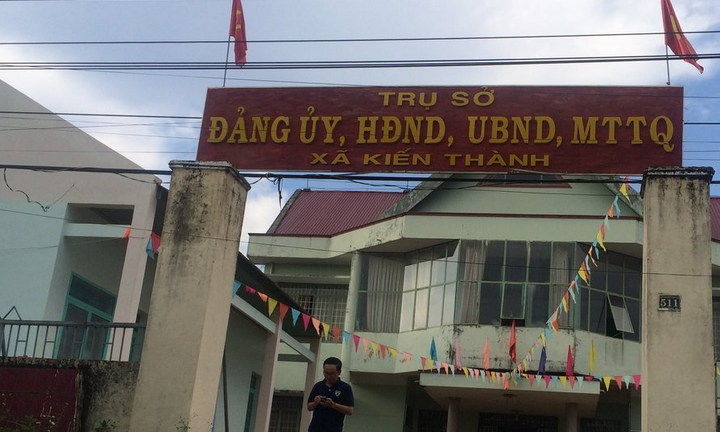 Cách chức chủ tịch xã mượn bằng để bổ sung vào hồ sơ công chức