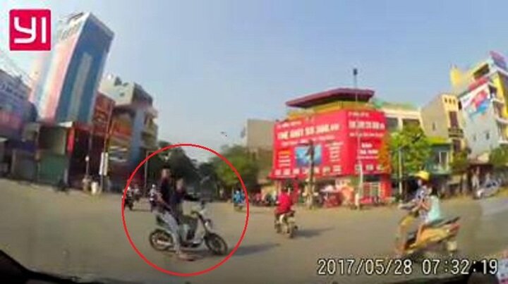 Thanh niên cưỡi xe đạp điện vượt đèn đỏ, phóng như bay và cái kết đắng