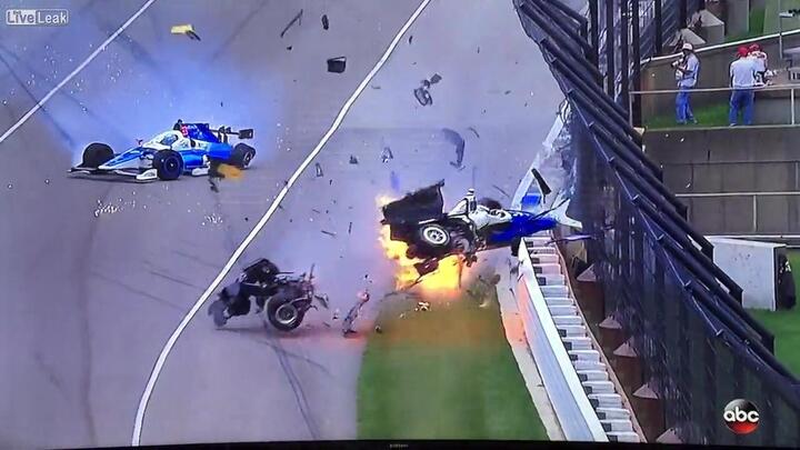 Va chạm khủng khiếp, xe đua lộn nhào, nổ tan tành trên đường đua