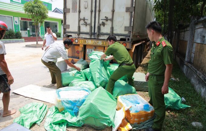 Video: Cận cảnh 3 tấn nội tạng bốc mùi trong thùng xe container ở Hà Tĩnh
