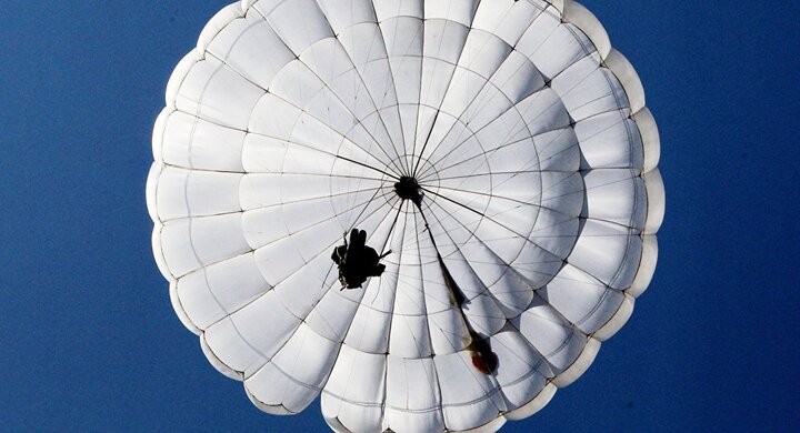 Video: Biệt kích Mỹ thiệt mạng khi nhảy dù nhưng dù không bung