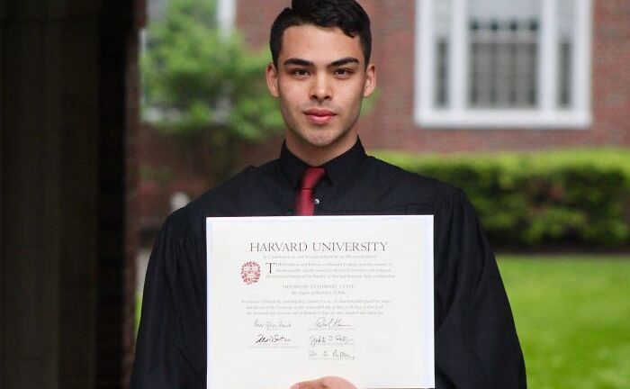 Nghi lực vượt khó của nam sinh nghèo tốt nghiệp Đại học Harvard