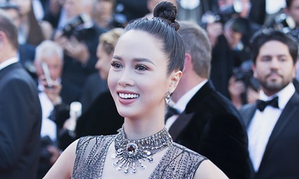 Vũ Ngọc Anh diện váy xuyên thấu trên thảm đỏ bế mạc Liên hoan phim Cannes