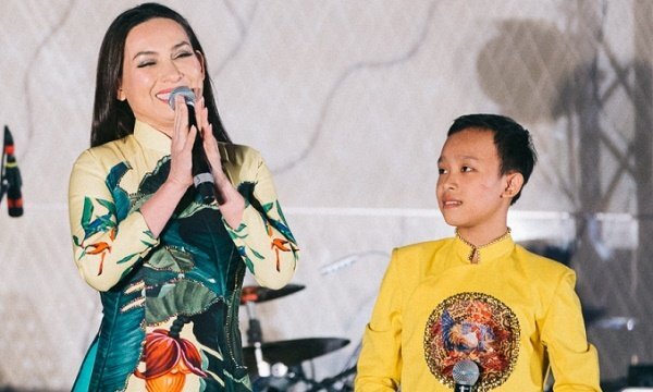 Phi Nhung, Hồ Văn Cường diện áo dài song ca tại Úc