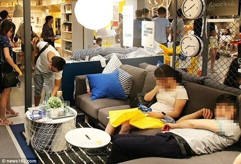 Khách kéo vào siêu thị đắp chăn, ngủ như ở nhà