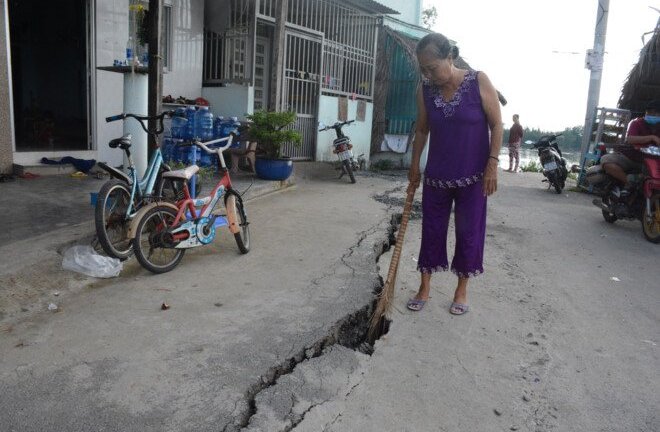 Xuất hiện vết nứt dài 40m trên đường, người dân TP.HCM sống trong sợ hãi