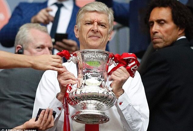 Ký hợp đồng mới với Arsenal, Wenger cần làm gấp 4 việc hệ trọng này
