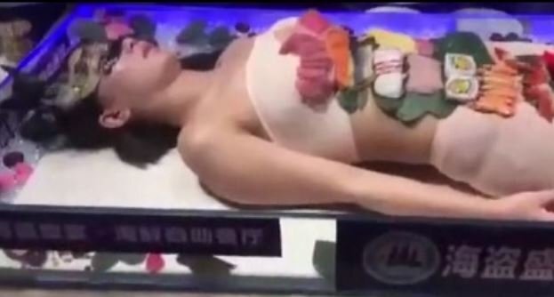 Video: Người mẫu sushi nổi đóa, bật dậy tấn công thực khách khiếm nhã